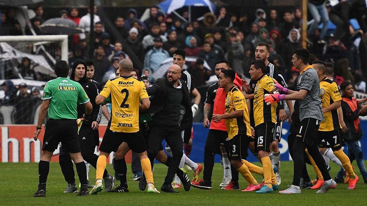 El fútbol en un país bajo sospecha