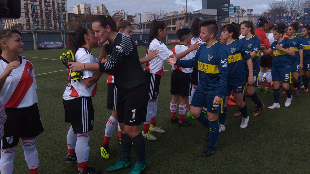 El fútbol femenino dio el puntapié inicial